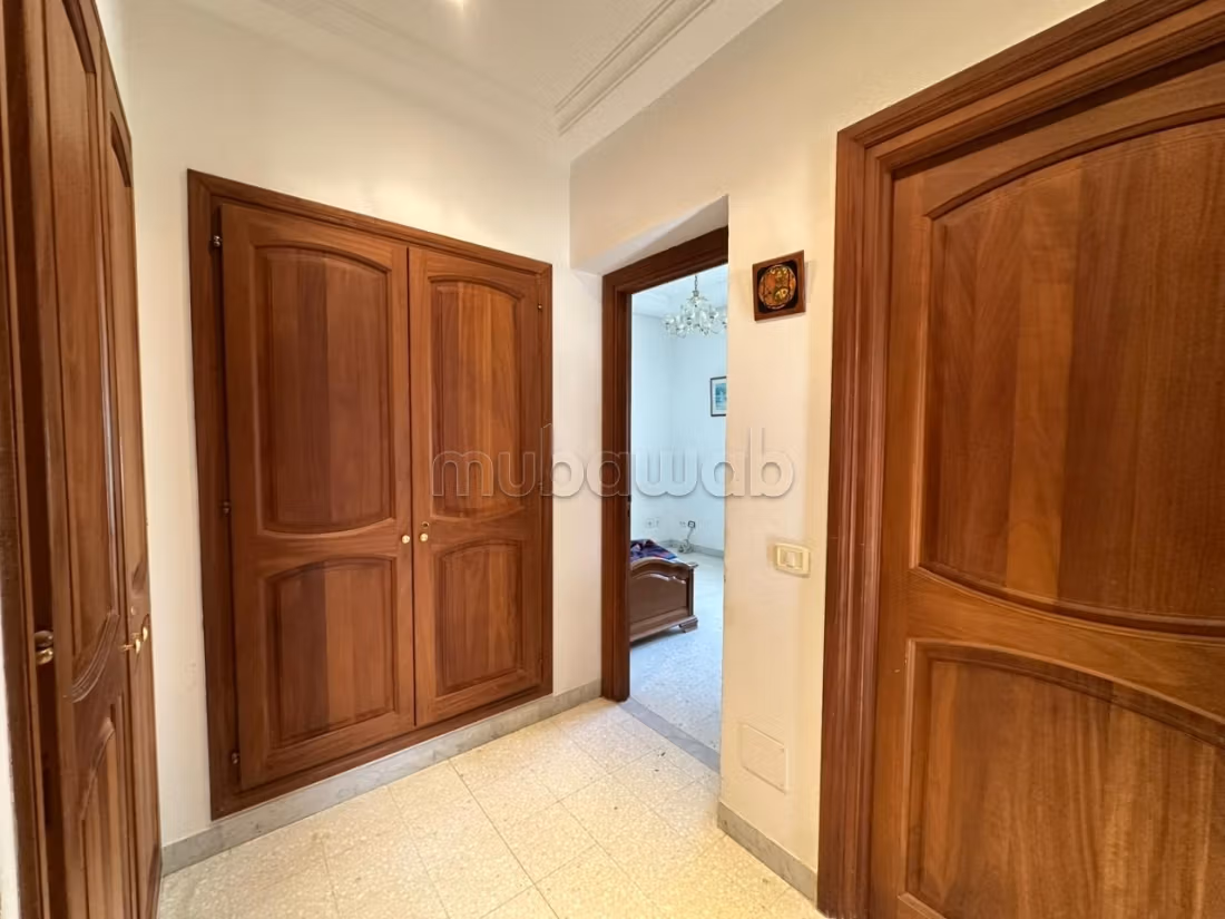 A vendre une villa S6 à Ennasr 2