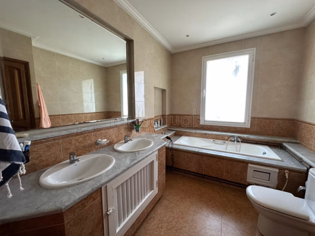 A vendre une villa S6 à Ennasr 2