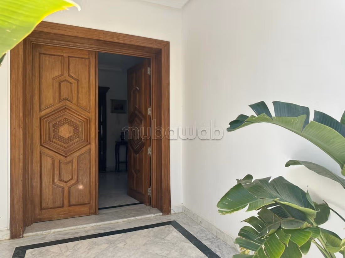 A vendre une villa S6 à Ennasr 2