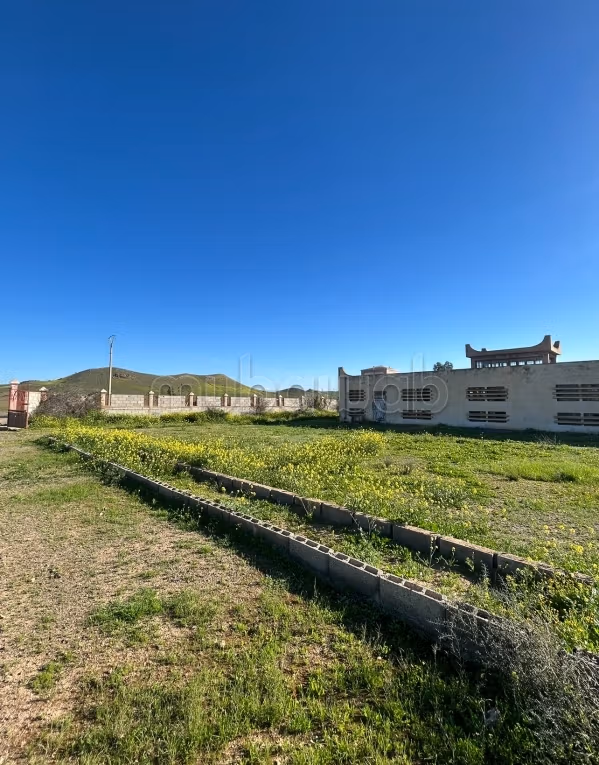 Terrain d’1 hectare aménagé avec puits et étable