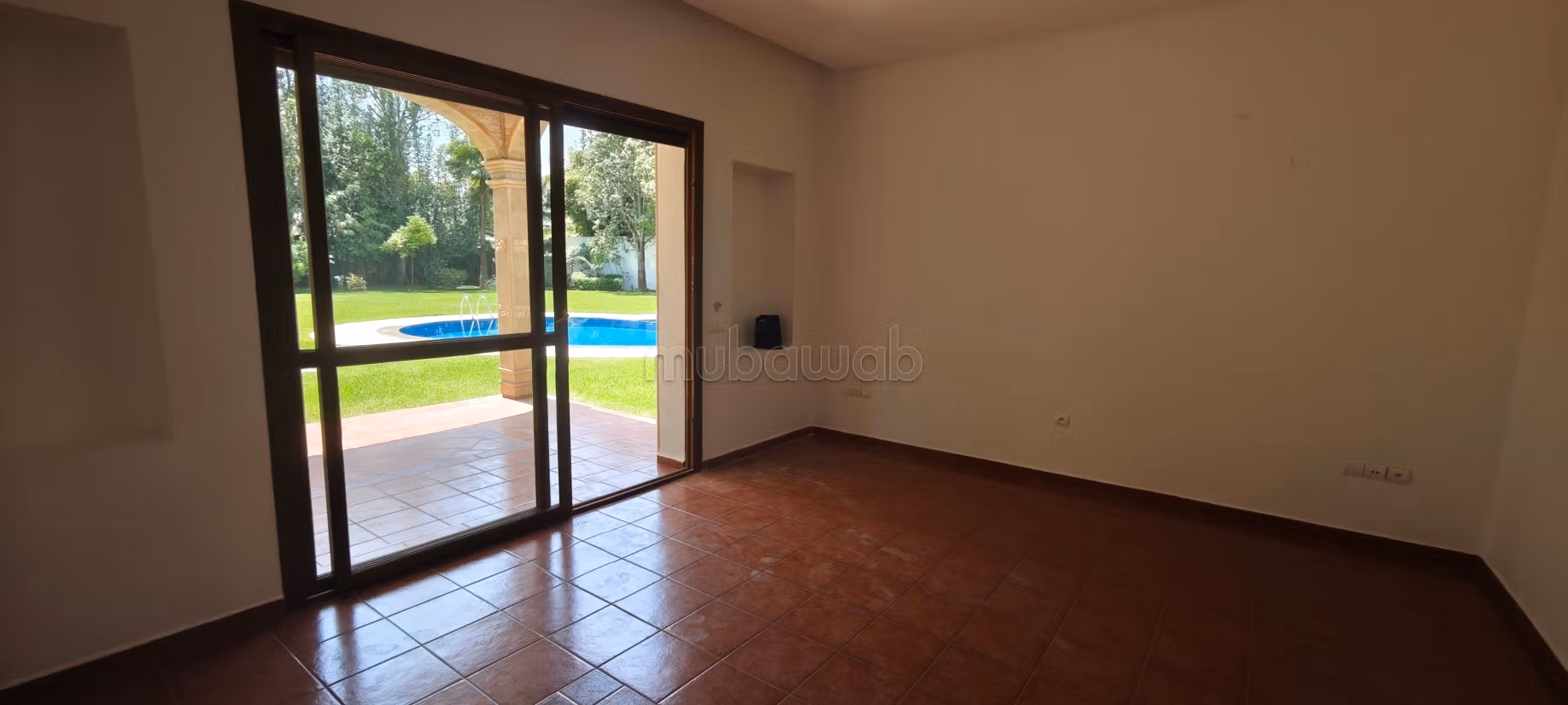 Villa 5 suites vide à louer – Souissi Rabat
