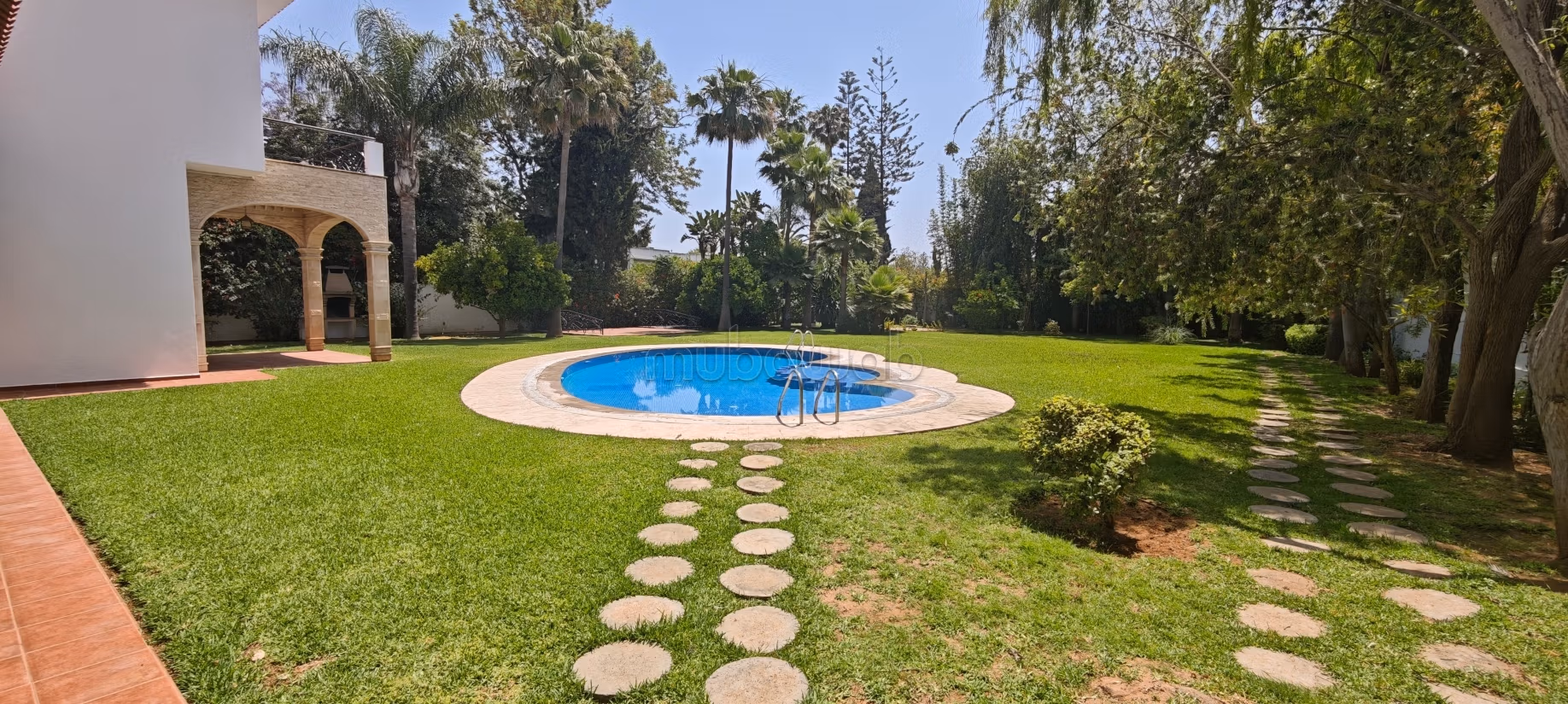 Villa 5 suites vide à louer – Souissi Rabat
