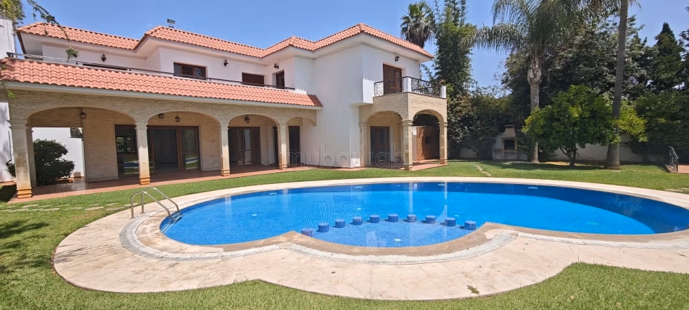 Villa 5 suites vide à louer – Souissi Rabat