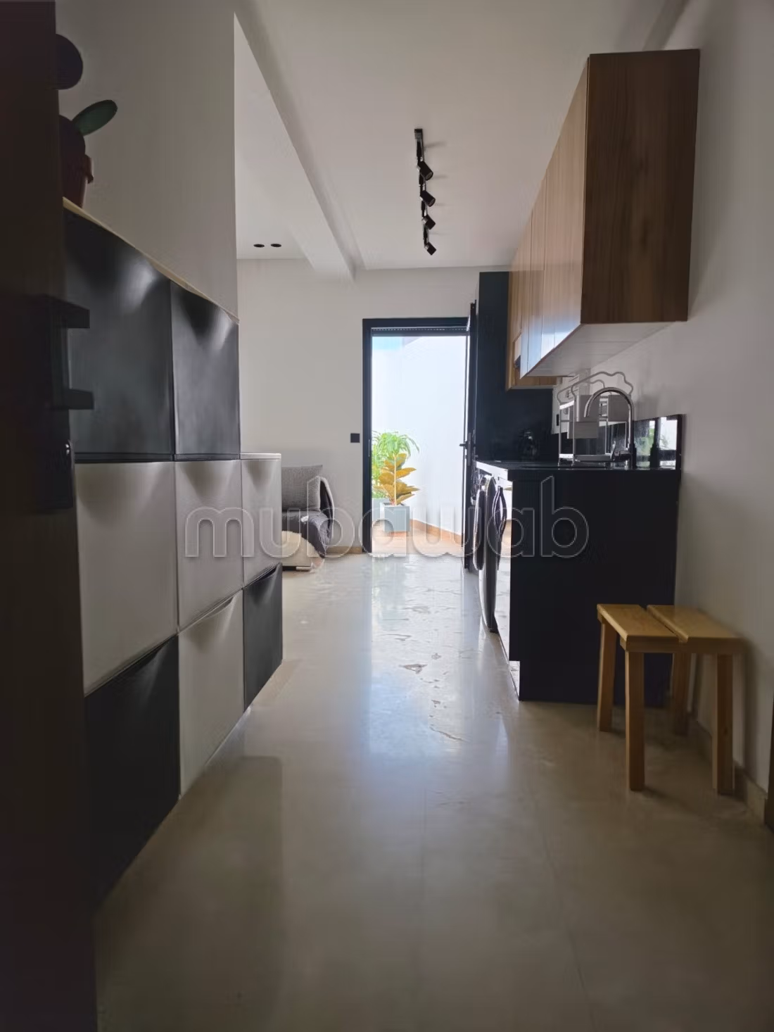 Studio arredato ben orientato con grande terrazza