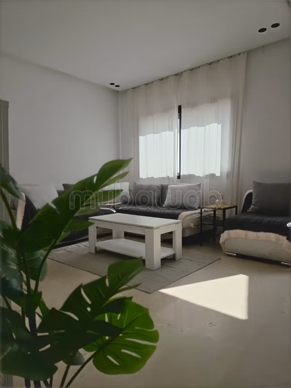 Goed georiënteerd gemeubileerd studio met groot terras