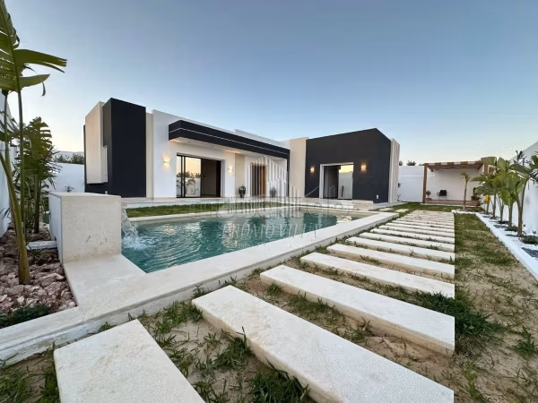Une charmante villa plein pieds avec piscine
