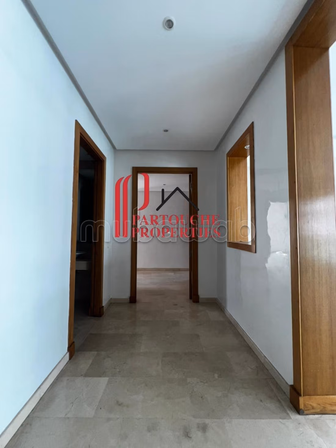 Appartamento vuoto 3 camere in edificio recente 165m2