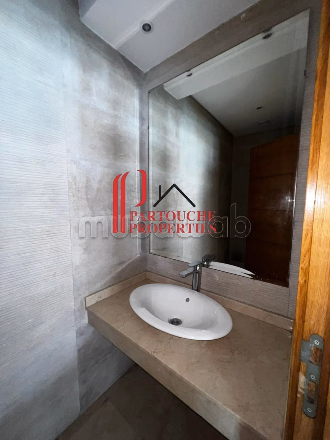 Appartamento vuoto 3 camere in edificio recente 165m2