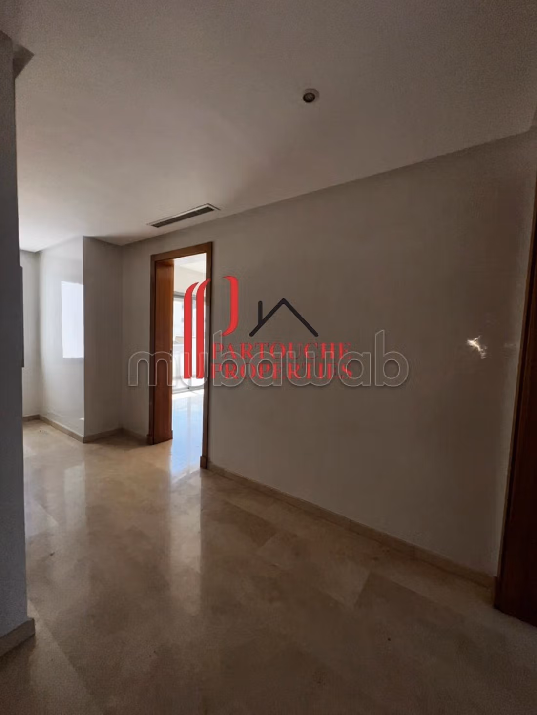 Appartamento vuoto 3 camere in edificio recente 165m2