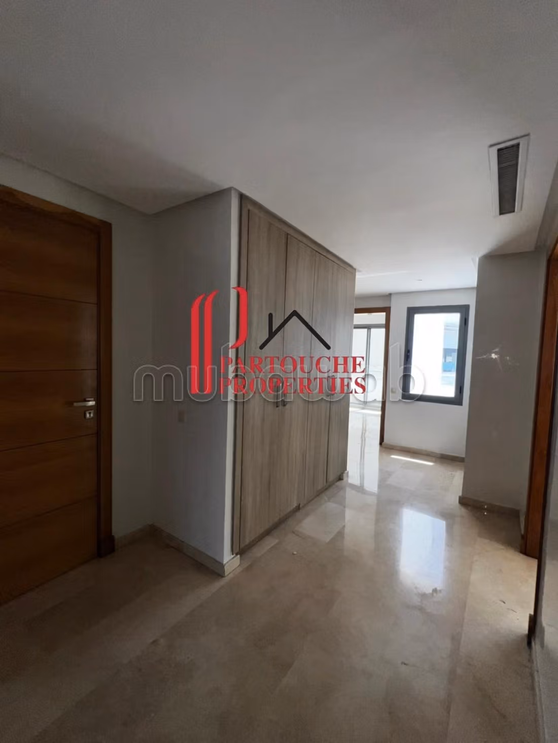 Appartamento vuoto 3 camere in edificio recente 165m2