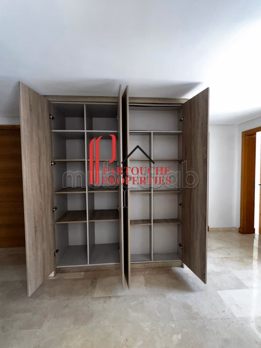 Appartamento vuoto 3 camere in edificio recente 165m2