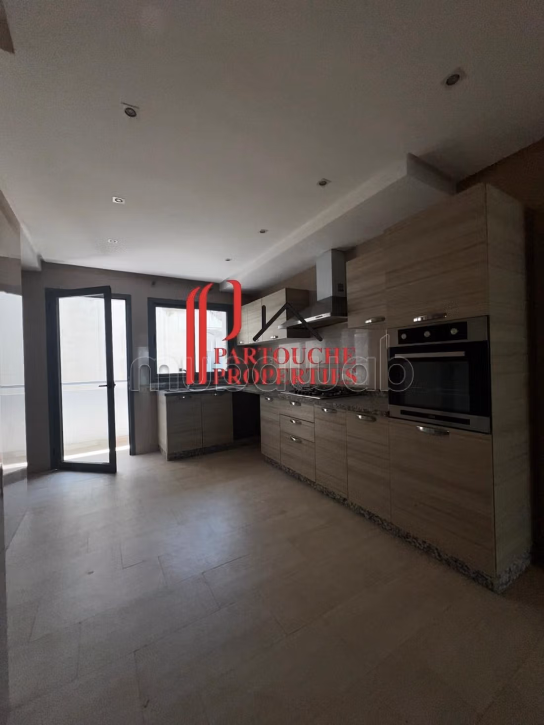 Appartamento vuoto 3 camere in edificio recente 165m2