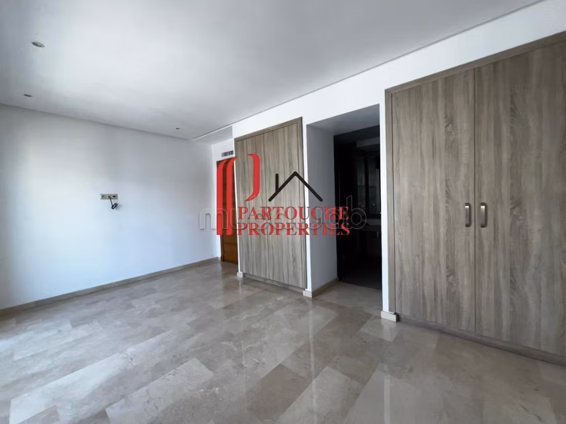Appartamento vuoto 3 camere in edificio recente 165m2
