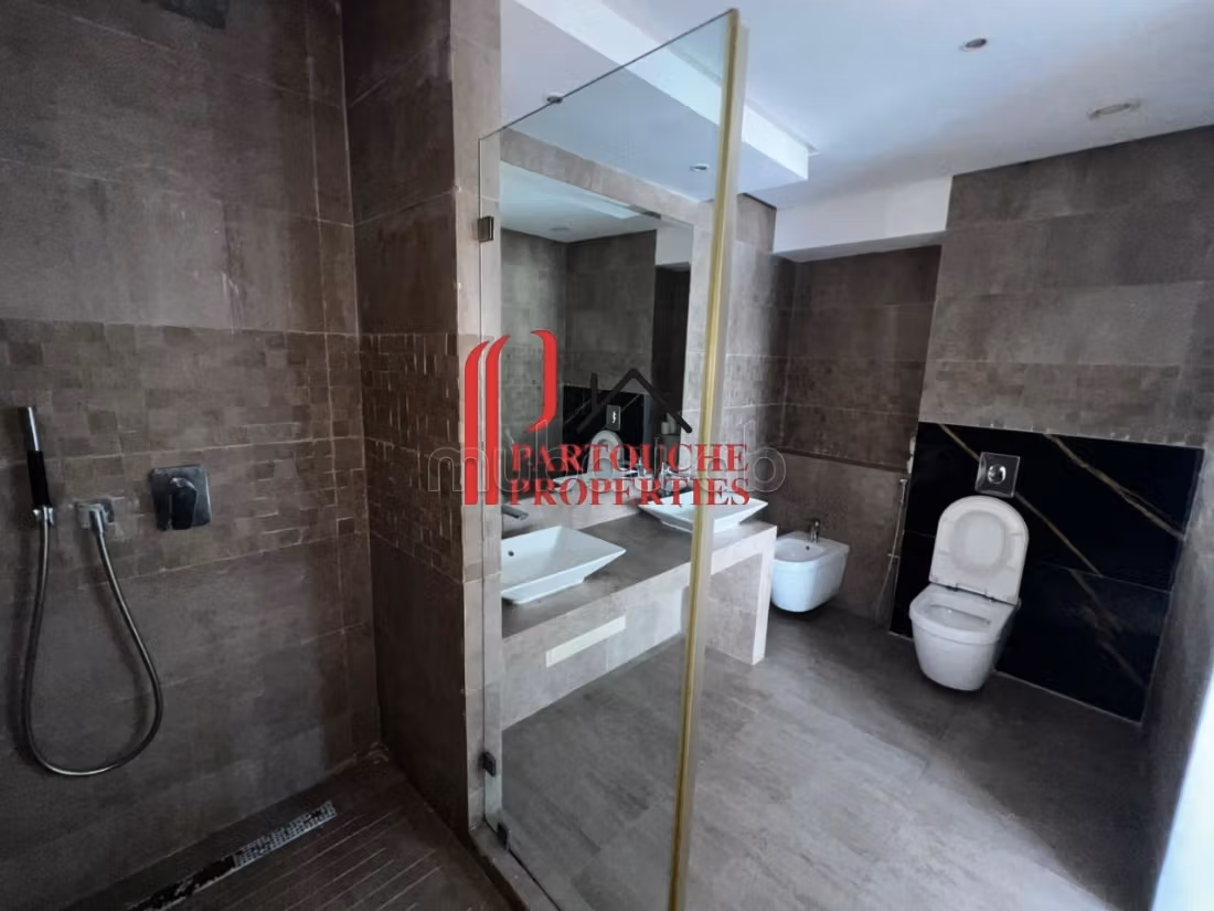 Appartamento vuoto 3 camere in edificio recente 165m2