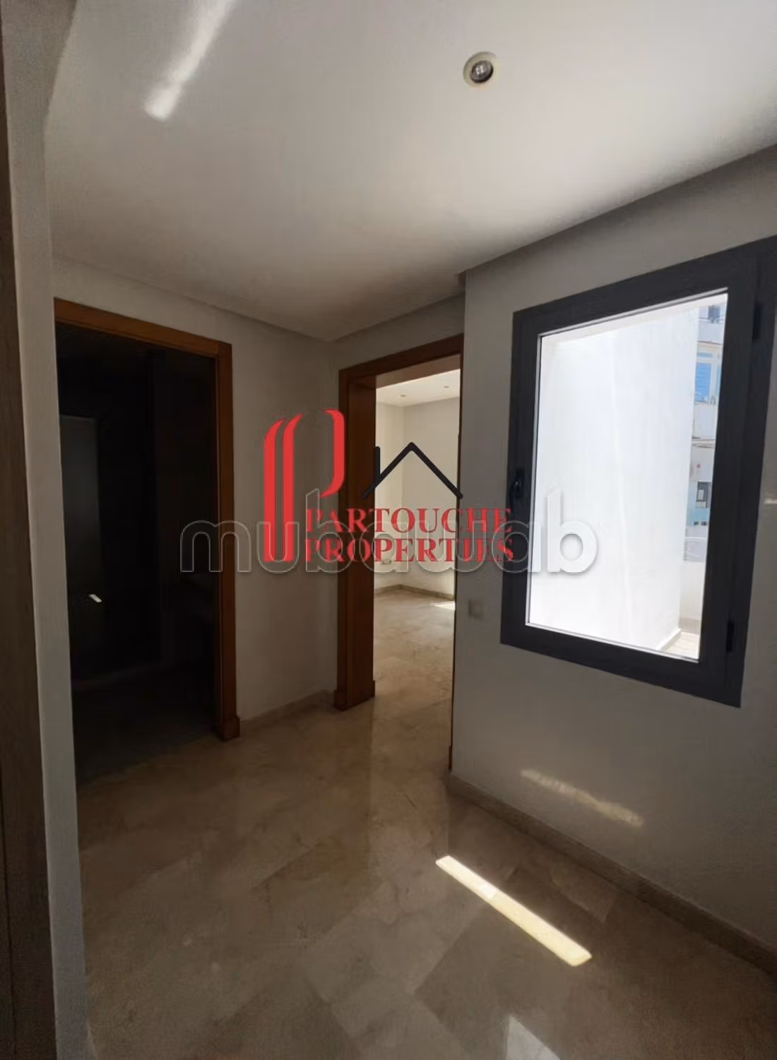 Appartamento vuoto 3 camere in edificio recente 165m2