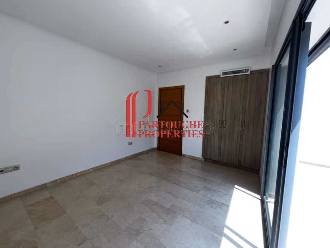 Appartamento vuoto 3 camere in edificio recente 165m2