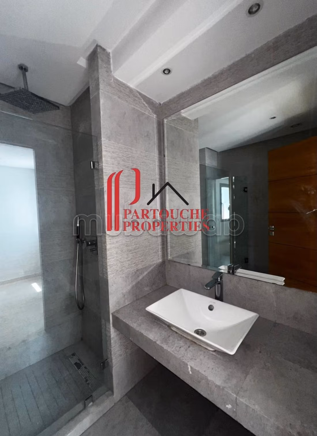 Appartamento vuoto 3 camere in edificio recente 165m2