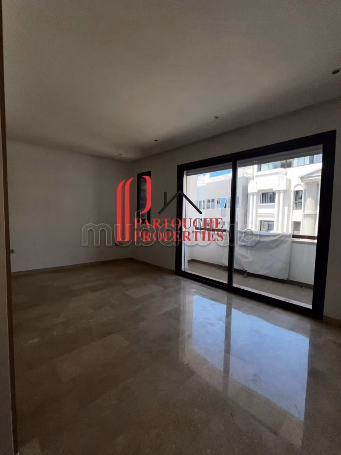 Appartamento vuoto 3 camere in edificio recente 165m2