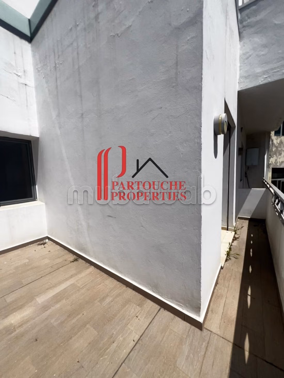 Appartamento vuoto 3 camere in edificio recente 165m2
