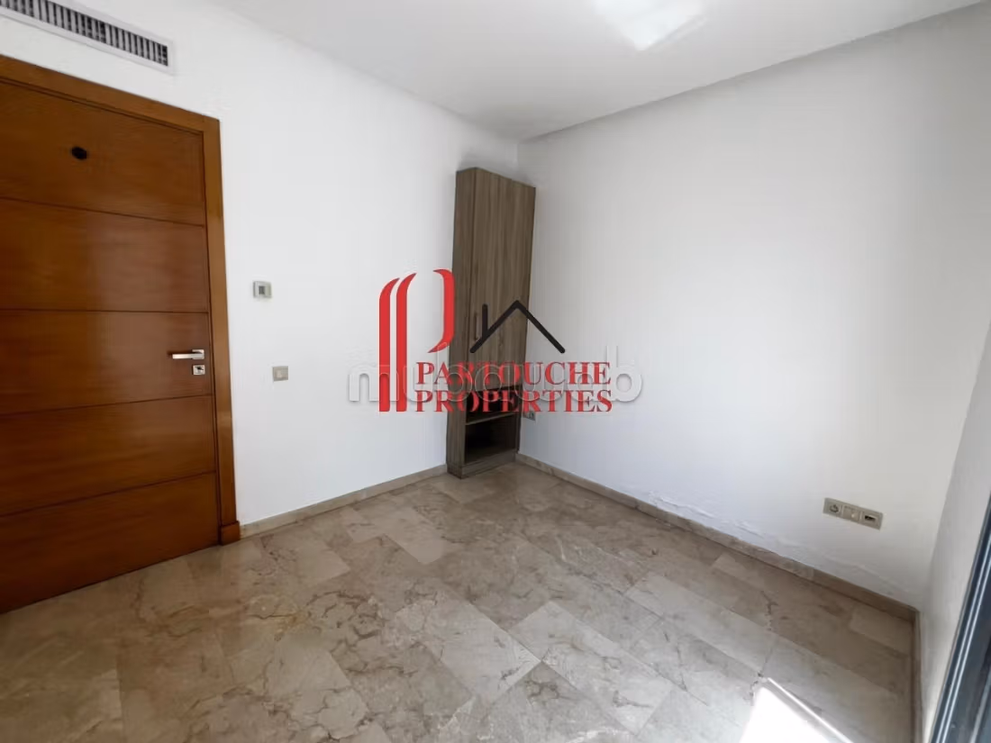 Appartamento vuoto 3 camere in edificio recente 165m2