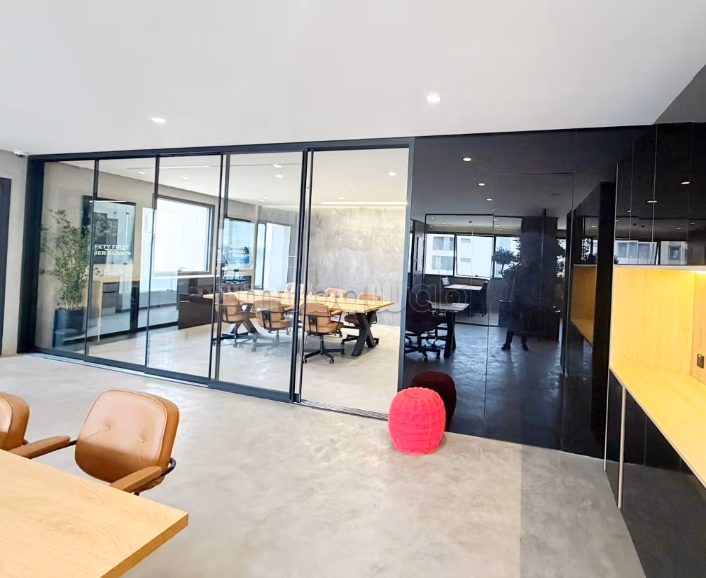 Beau bureau à louer à Casablanca Finance City. Superficie 176 m². Parking et terrasse
