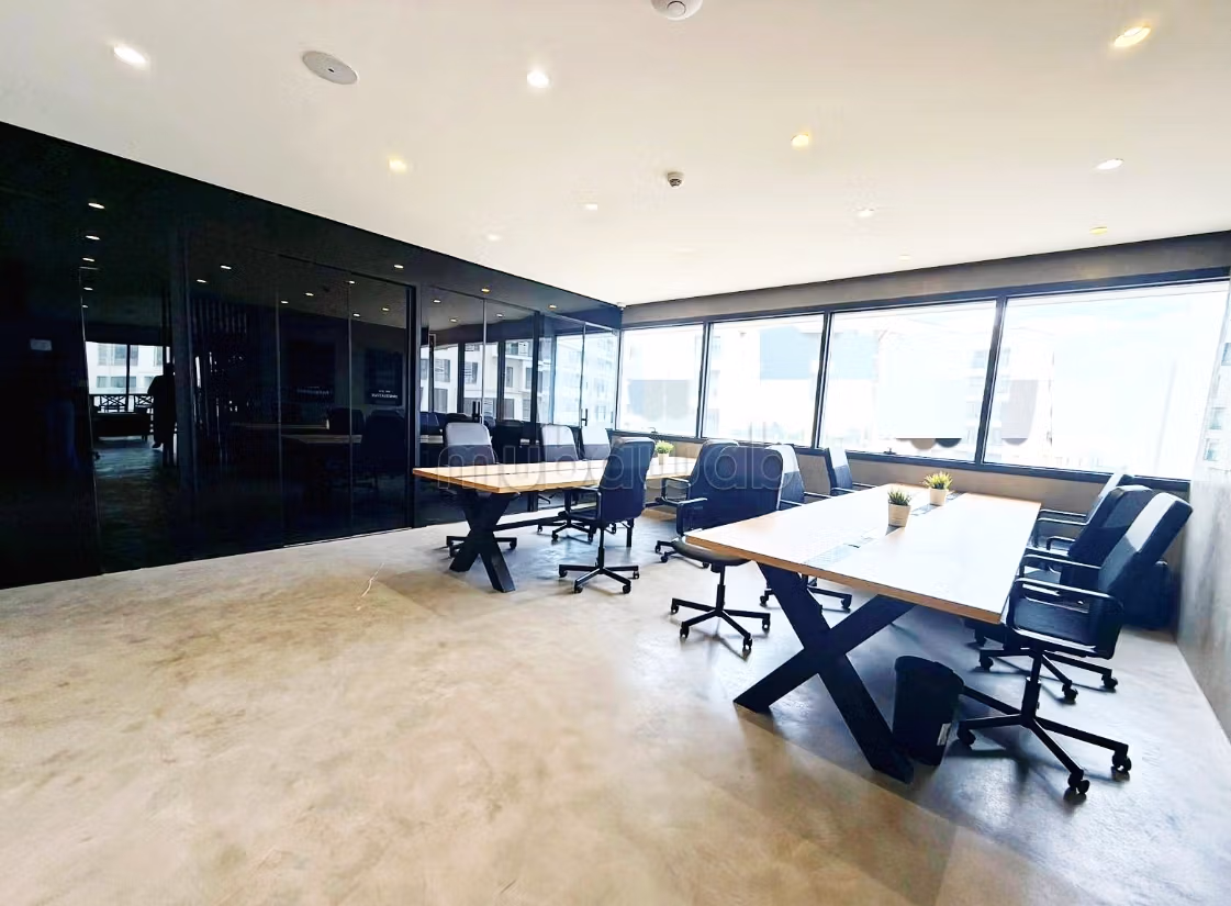 Beau bureau à louer à Casablanca Finance City. Superficie 176 m². Parking et terrasse