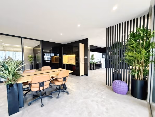 Beau bureau à louer à Casablanca Finance City. Superficie 176 m². Parking et terrasse