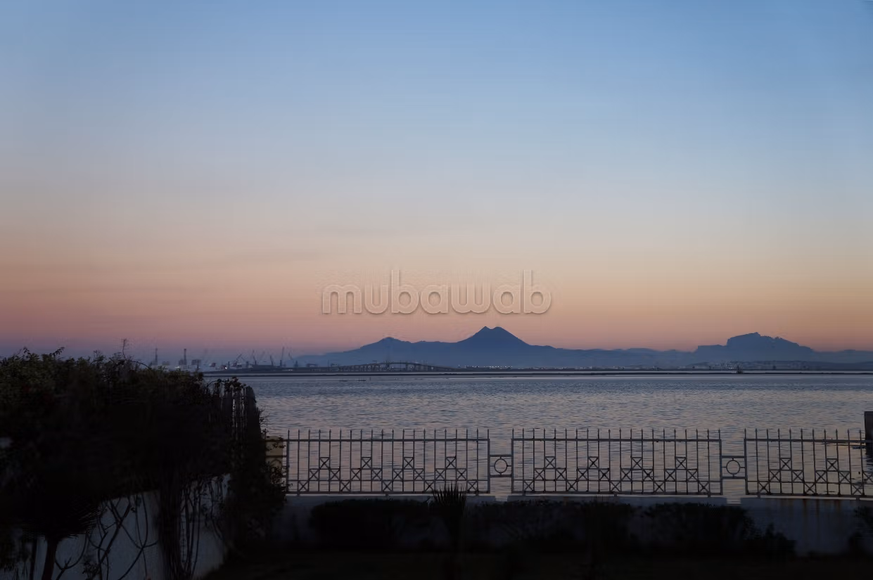 Spacious furnished apartment with lake view