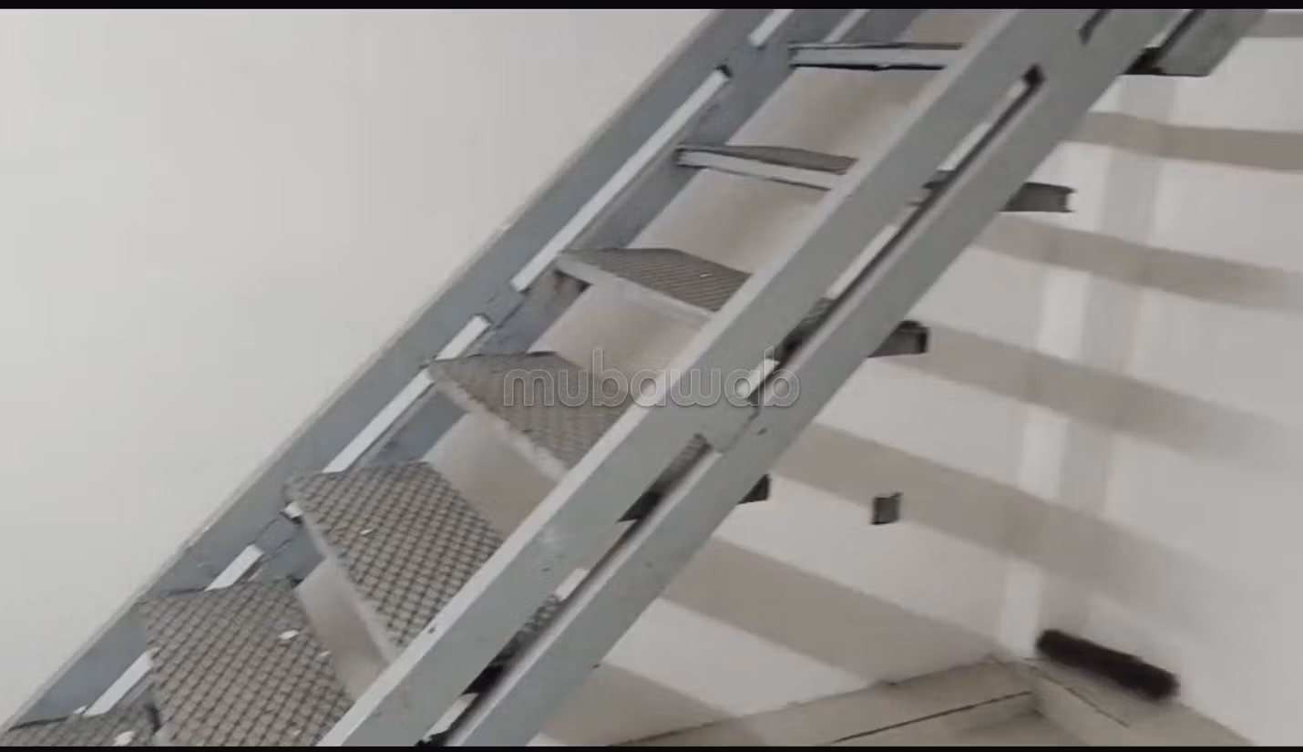 Local commercial en vente à Oulfa. Surface de 18m2 1étage et cave 26m2. Sécurisé 24/24