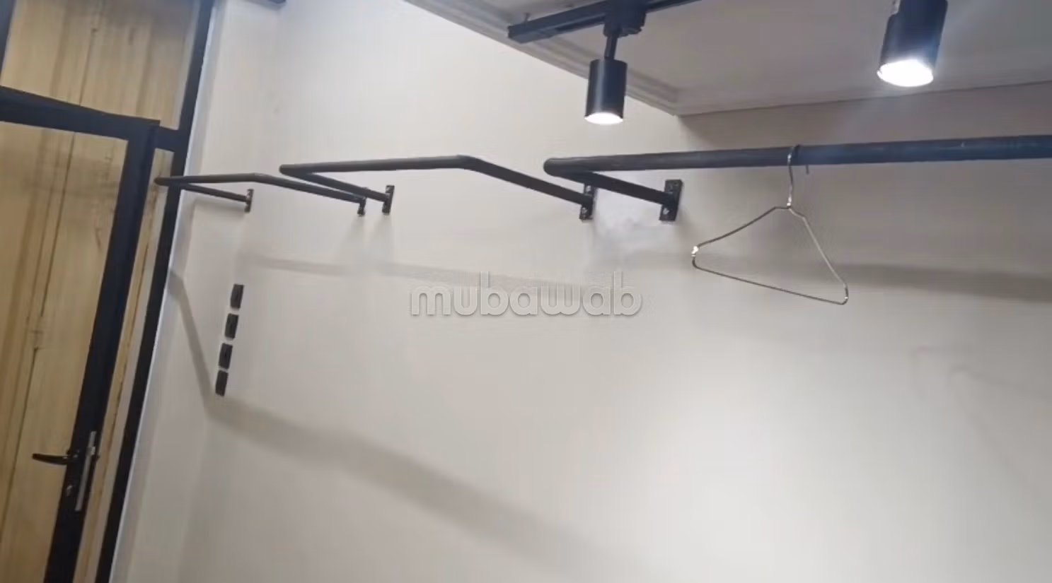 Local commercial en vente à Oulfa. Surface de 18m2 1étage et cave 26m2. Sécurisé 24/24