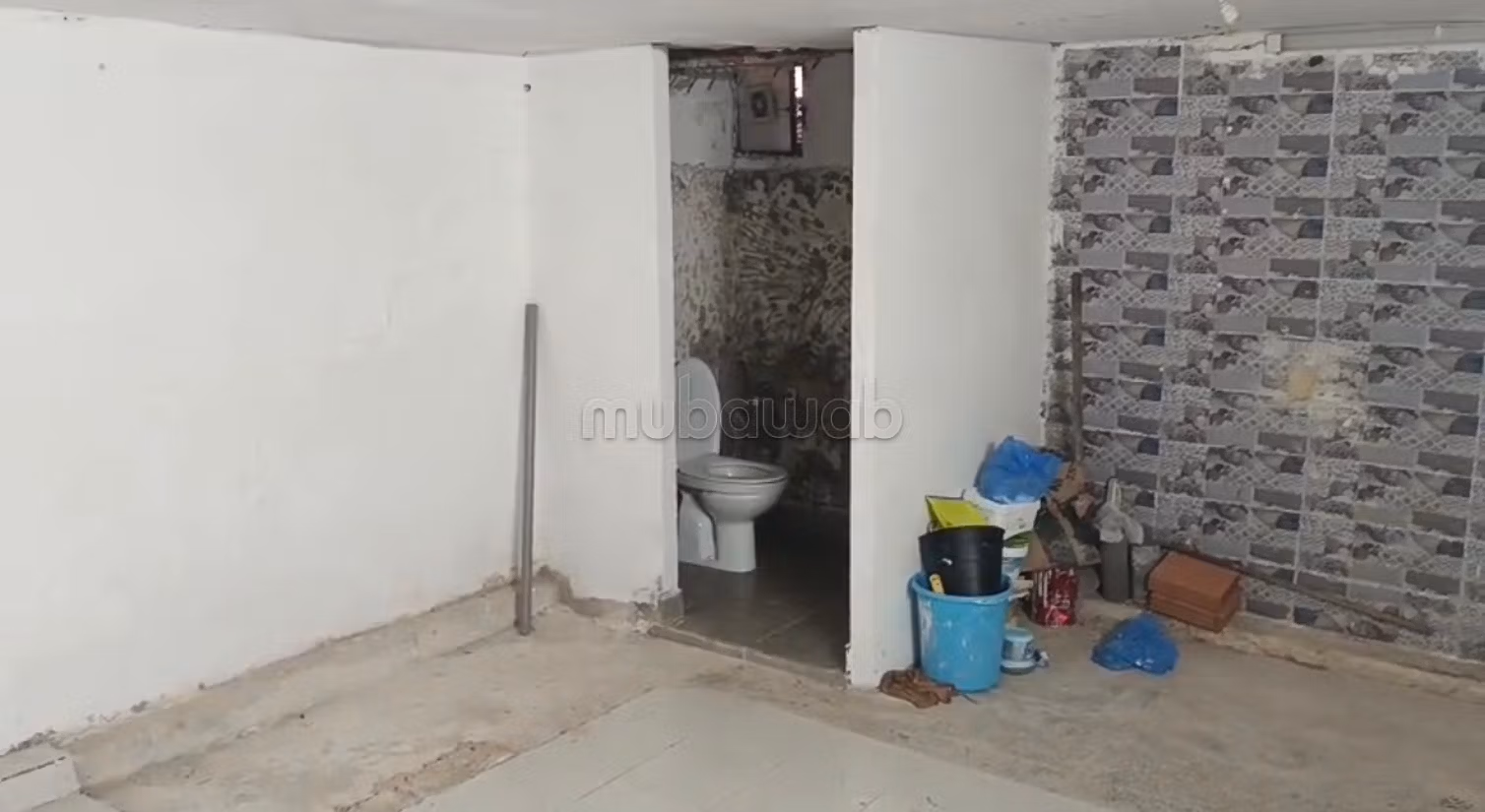 Local commercial en vente à Oulfa. Surface de 18m2 1étage et cave 26m2. Sécurisé 24/24