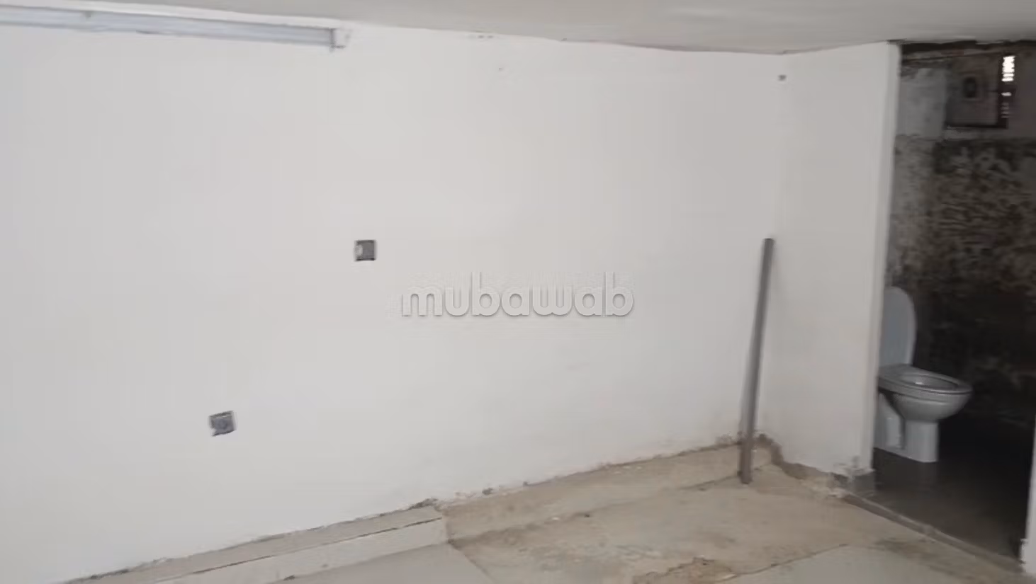 Local commercial en vente à Oulfa. Surface de 18m2 1étage et cave 26m2. Sécurisé 24/24