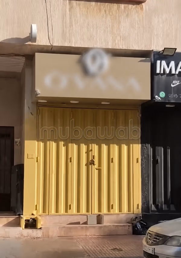 Local commercial en vente à Oulfa. Surface de 18m2 1étage et cave 26m2. Sécurisé 24/24