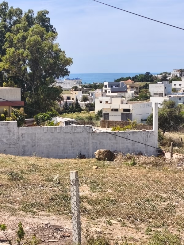 Terrain titré pour villa à Achakkar avec vue sur mer.
Surface de 800 m²