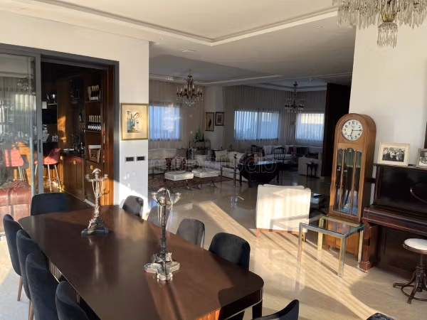Bel appartement à vendre à Riyad. 
Surface de 180 m². 
Conciergerie à disposition, système de climatisation