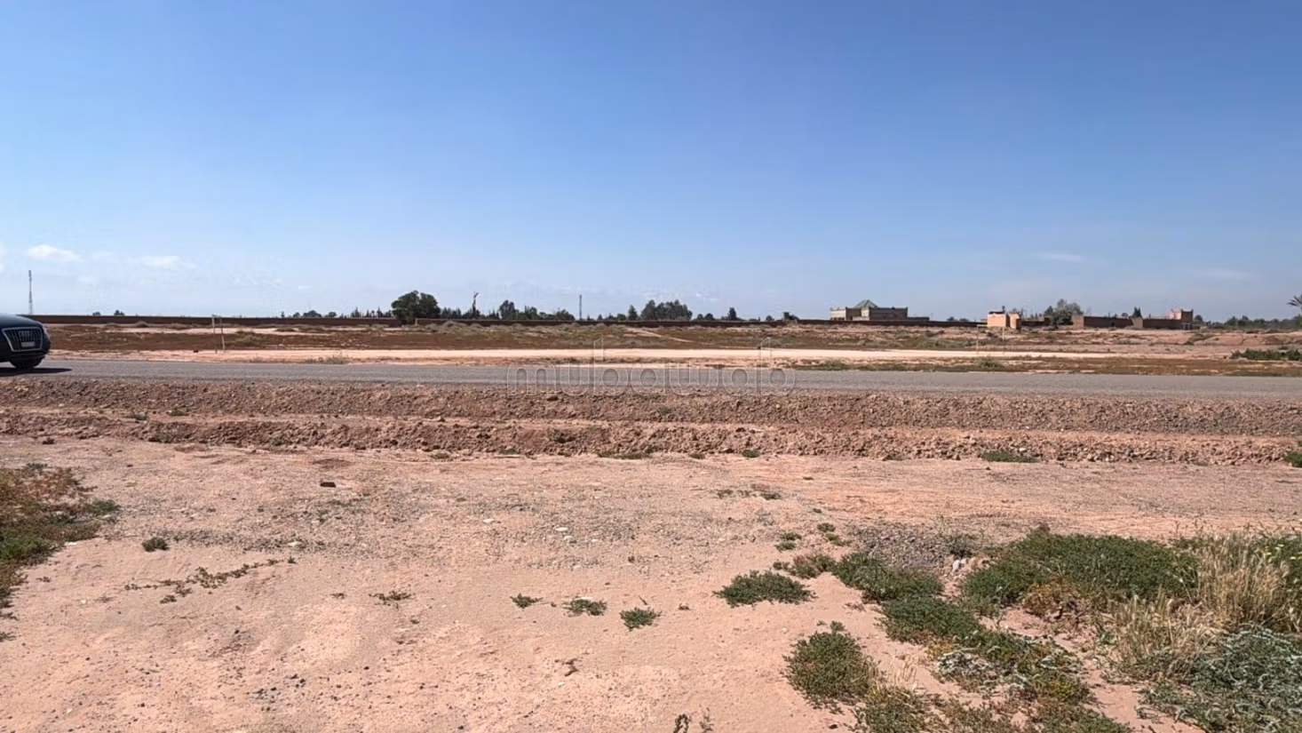 Terrain 2 hectares, paved road, 15 km