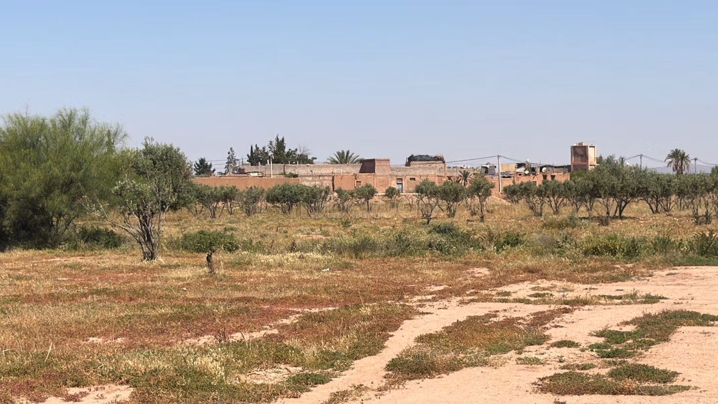Terrain 2 hectares, paved road, 15 km