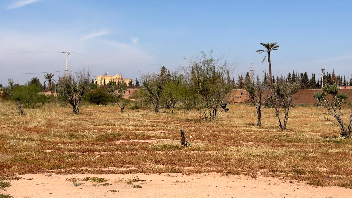 Terrain 2 hectares, paved road, 15 km