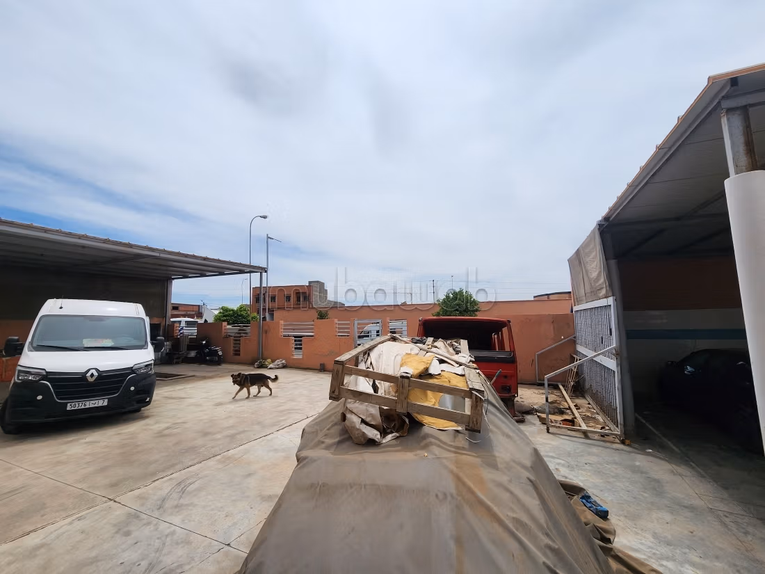 À LOUER – Local commercial / industriel de 3 500 m²