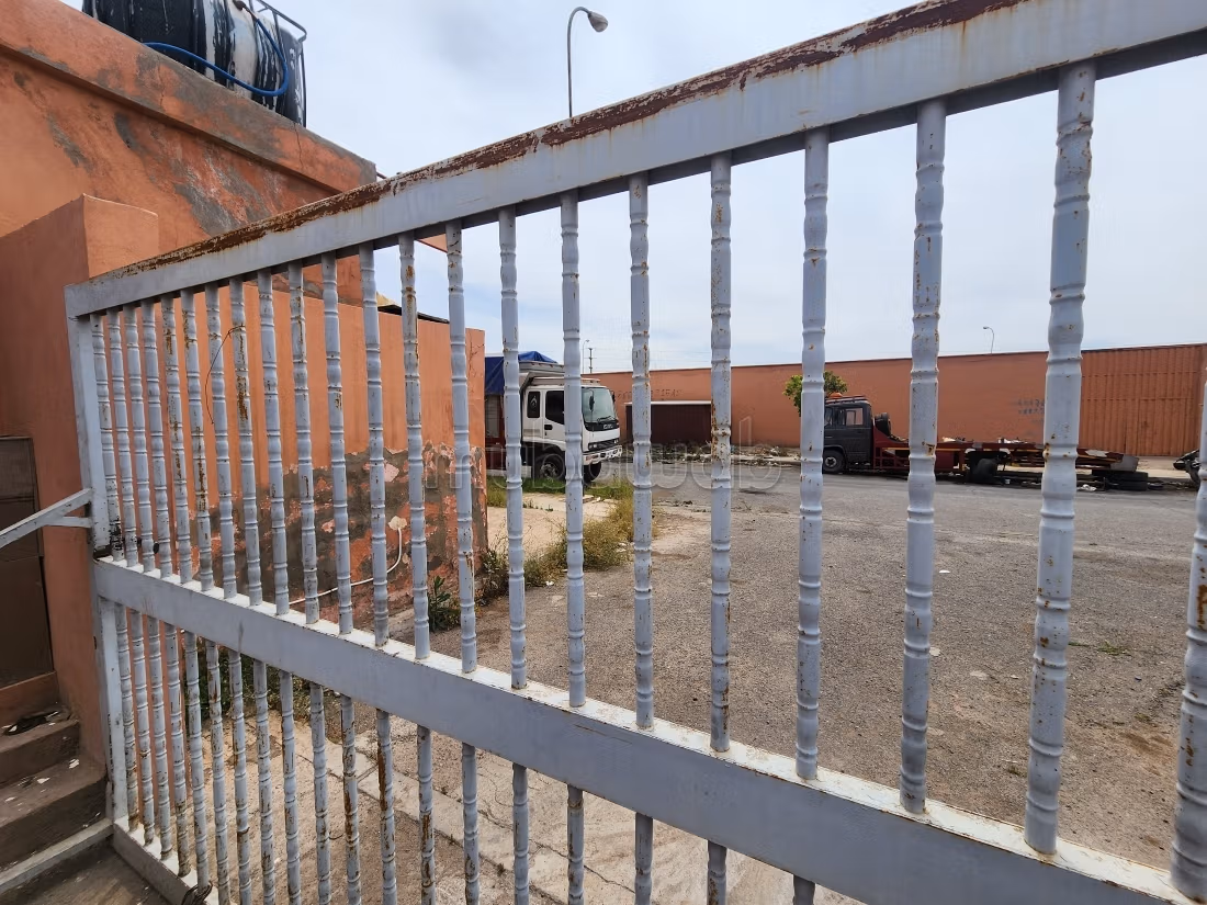 À LOUER – Local commercial / industriel de 3 500 m²