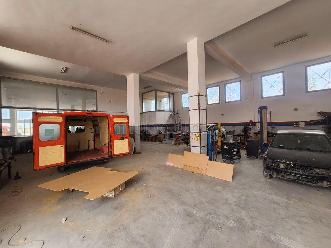 À LOUER – Local commercial / industriel de 3 500 m²