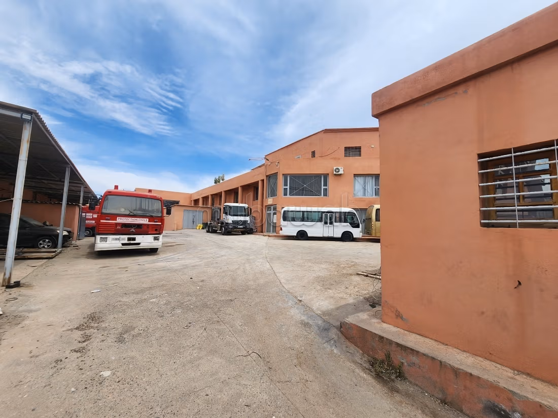 À LOUER – Local commercial / industriel de 3 500 m²