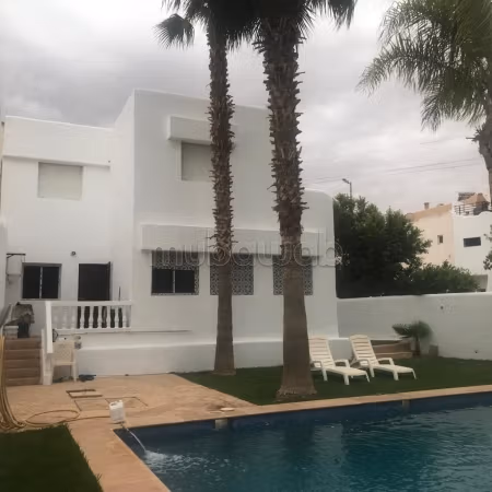 Magnifique villa à vendre à Riad isli.
Superficie 450 m².
Meublé