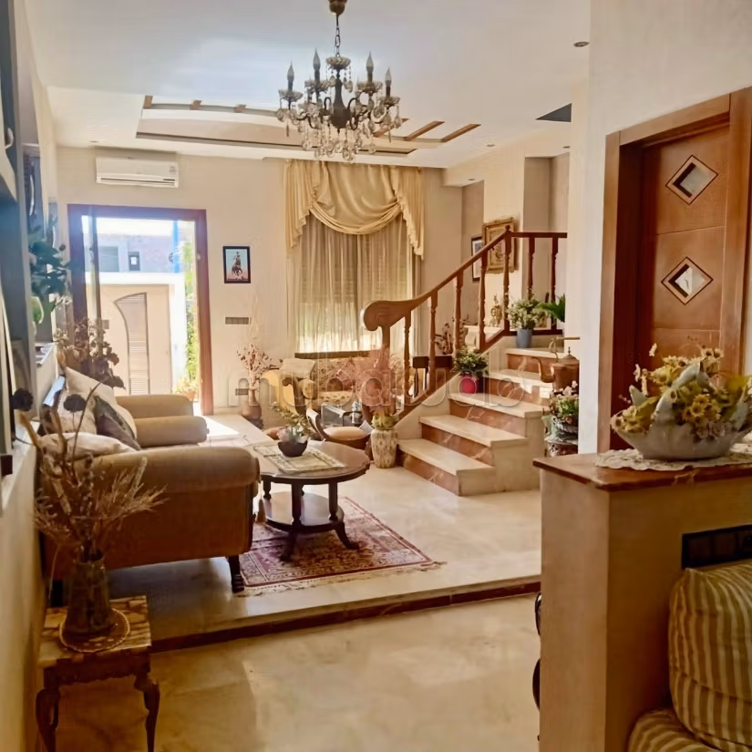 Villa de 3 fachadas bien soleada en venta