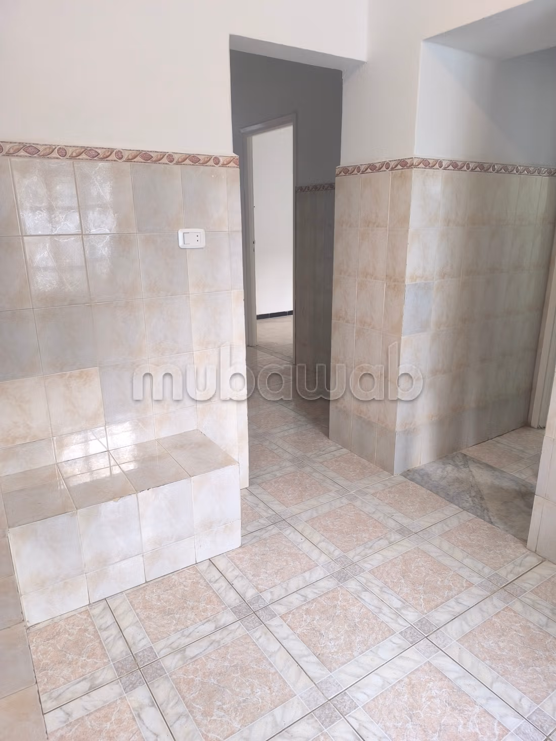 Luxury Villa for rent in Cité El Ahmadi. Total area 180 m². Secured door and central heating