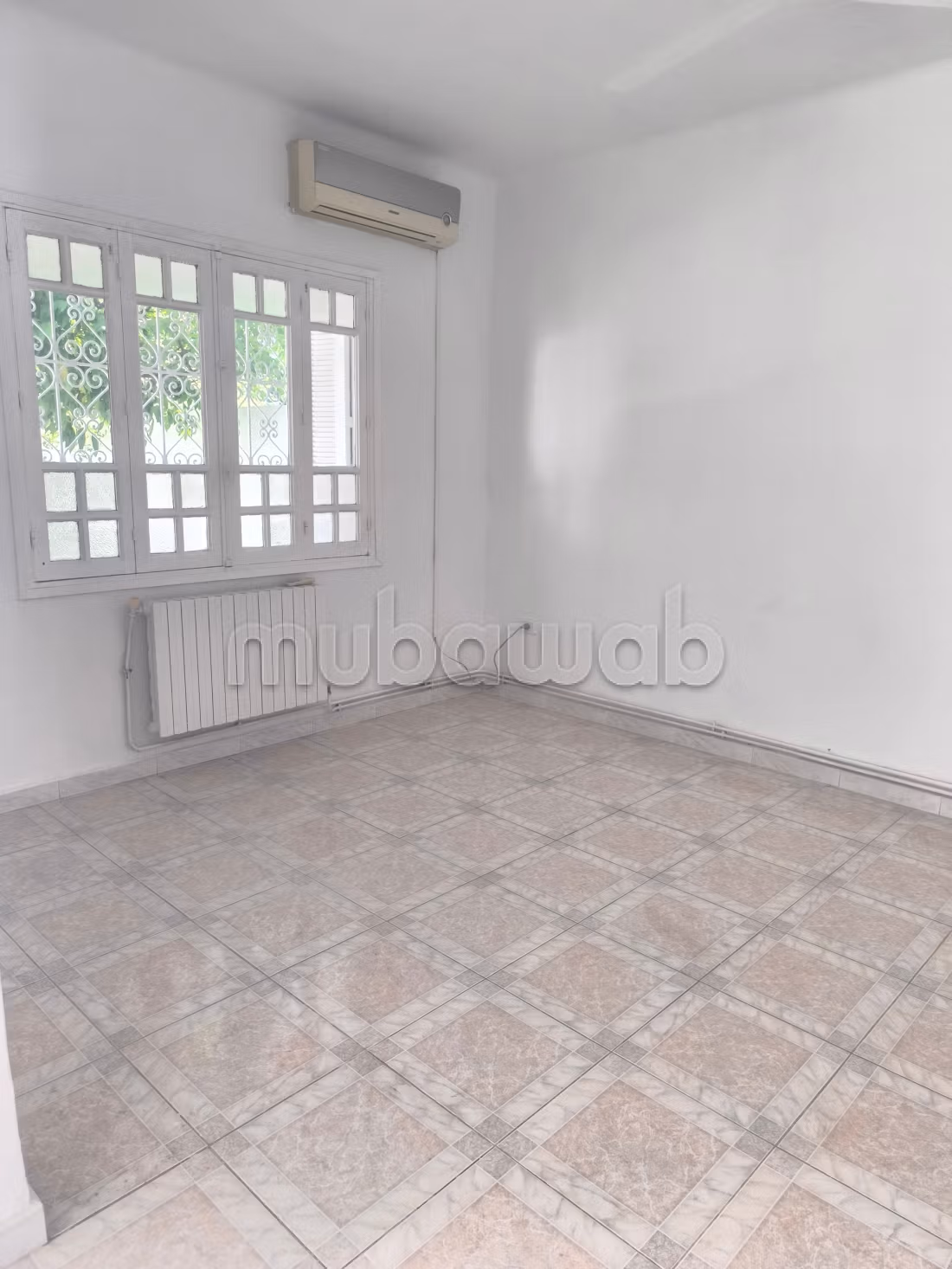 Luxury Villa for rent in Cité El Ahmadi. Total area 180 m². Secured door and central heating