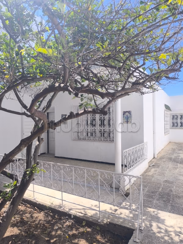 Magnifique villa à louer à Cité El Ahmadi. Surface totale 180 m². Porte sécurisée et chauffage central