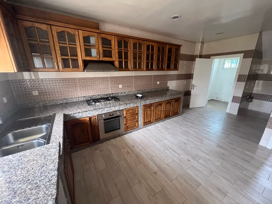 Straordinaria villa in affitto. 4 camere. Giardino, terrazzo