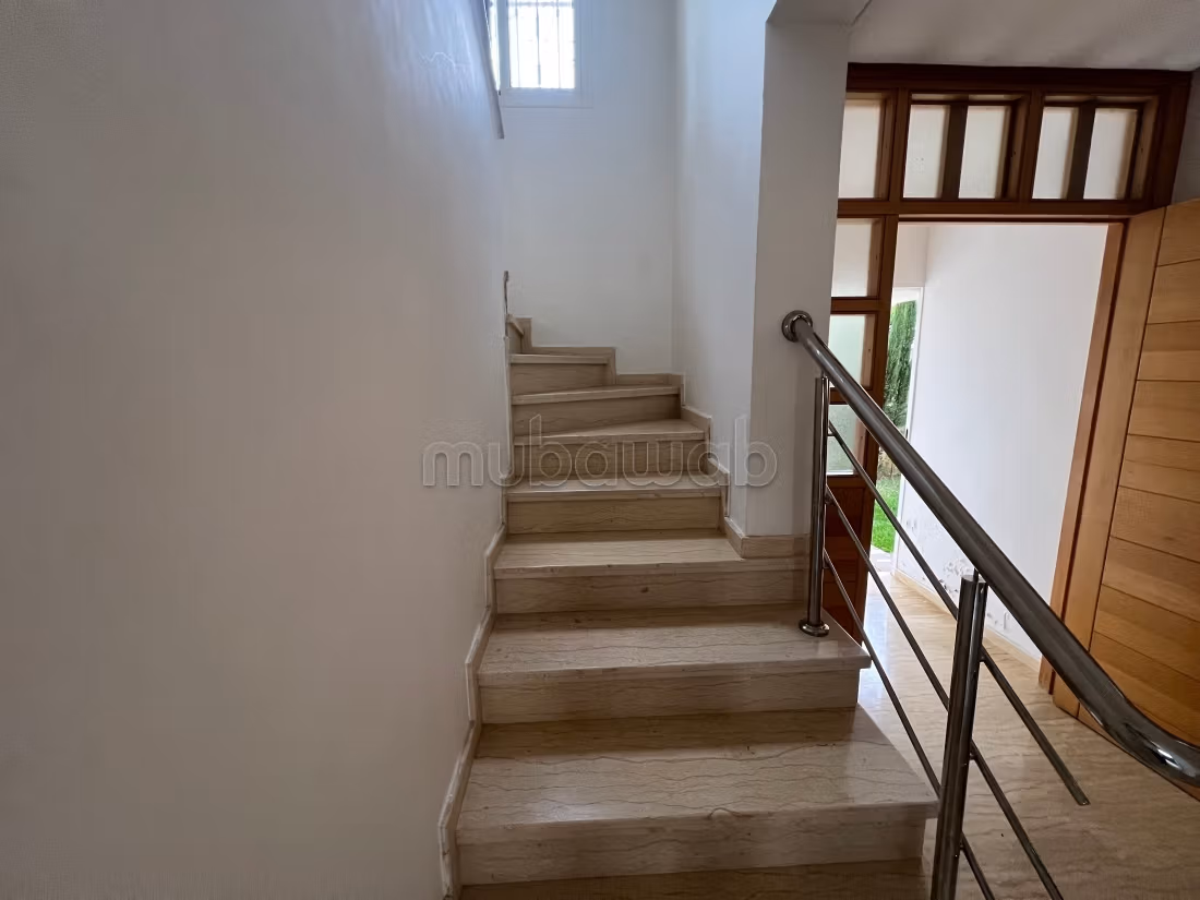 Straordinaria villa in affitto. 4 camere. Giardino, terrazzo