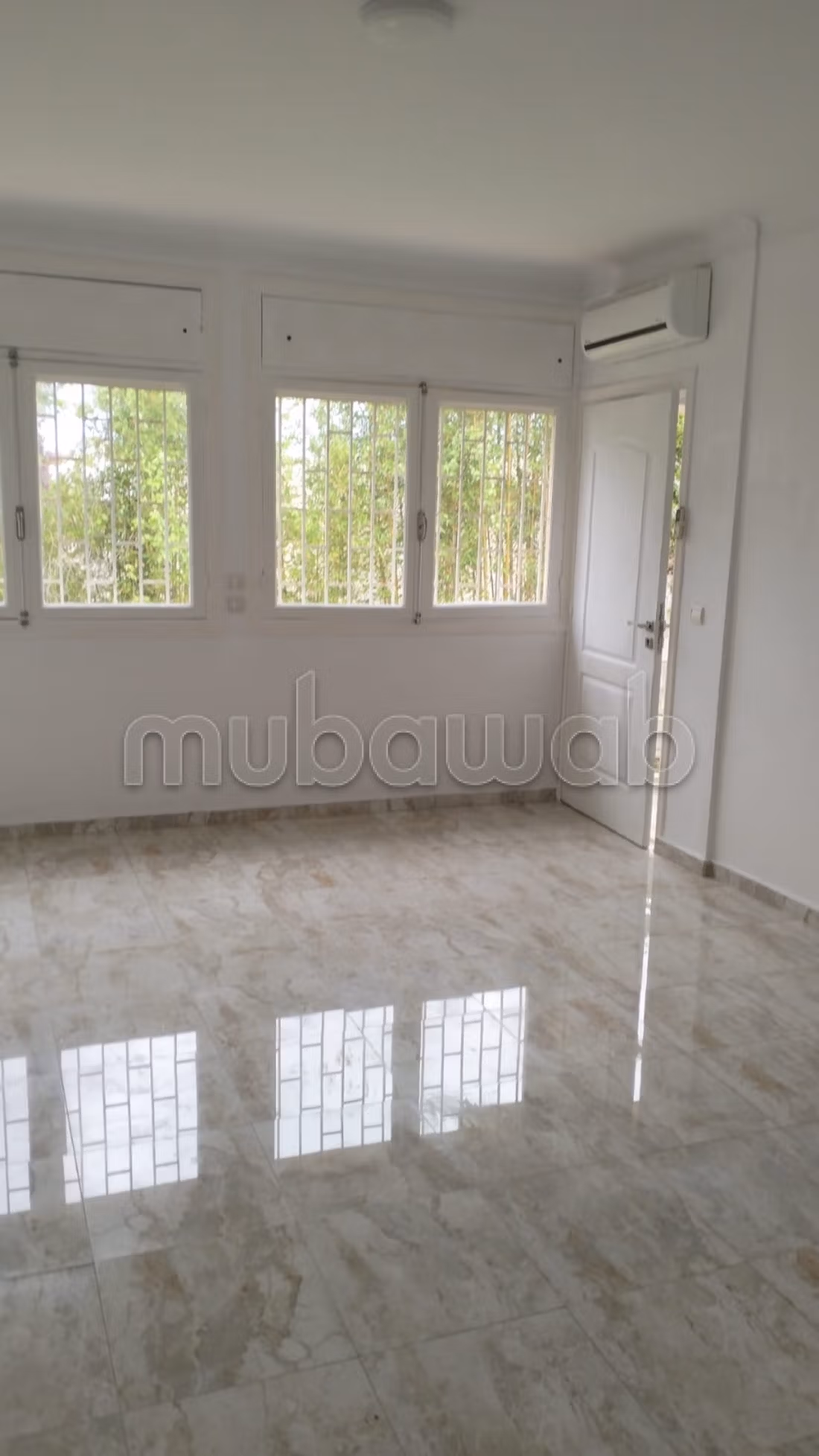 Location de bureaux en Hassan Centre Ville. Superficie 700 m². Porte blindée et système de double vitrage